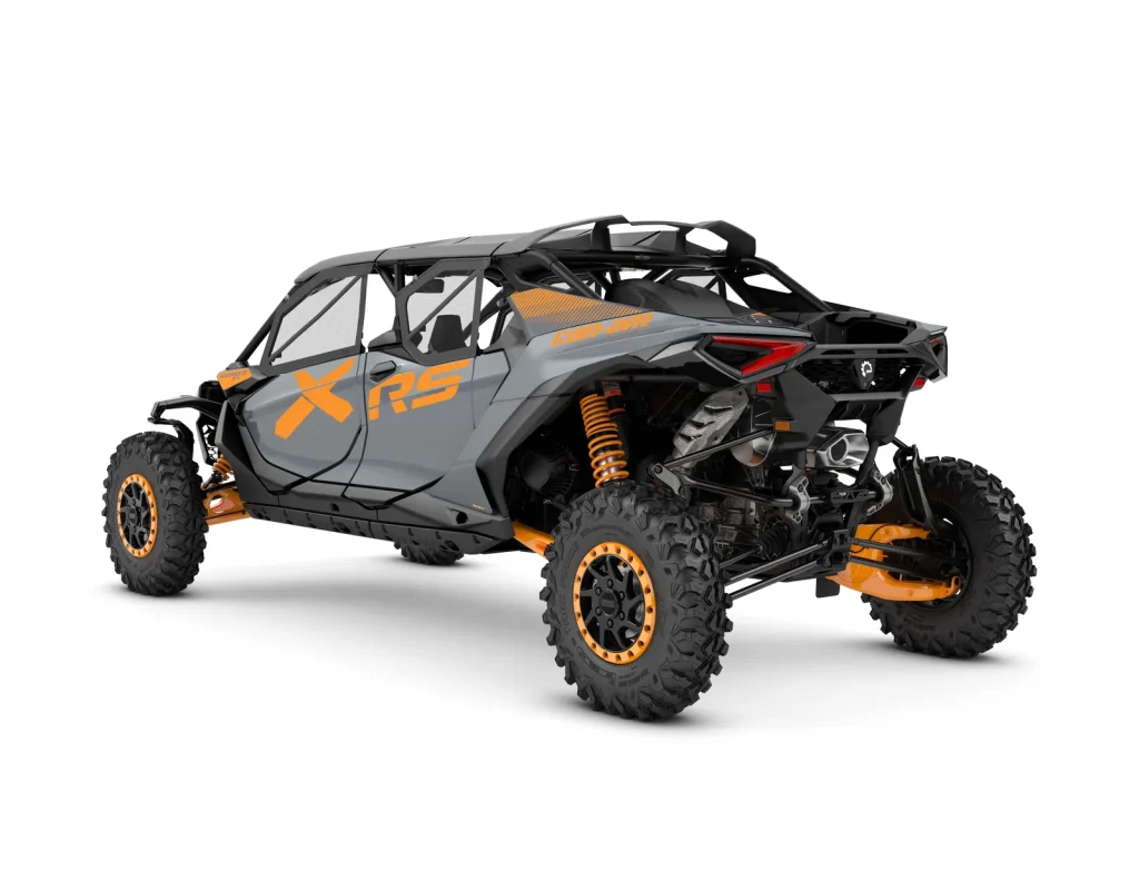 Maverick R MAX X RS DCT SAS 999T, Dolomite Grey & Orange Crush, vista di tre quarti posteriore