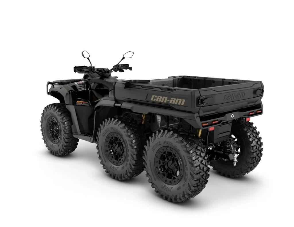 Outlander 6x6 BACKCOUNTRY T 1000R, Stealth Black, vista di tre quarti posteriore